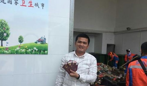 ?？谑忻駚G護(hù)照 環(huán)衛(wèi)工翻檢5噸垃圾找到