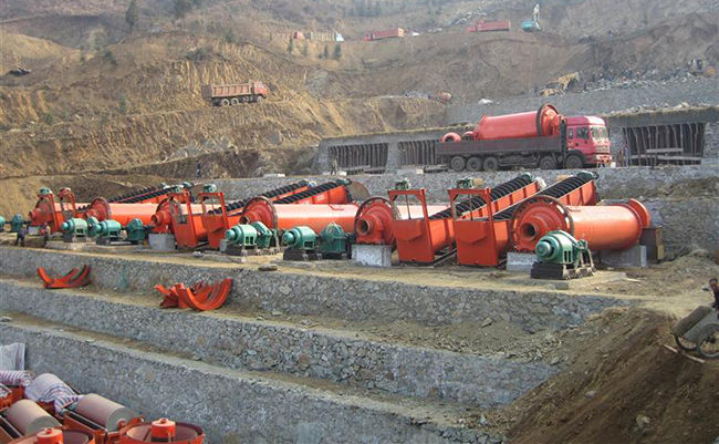 研磨高嶺土?xí)r選擇雷蒙磨粉機(jī)好還是球磨機(jī)好？